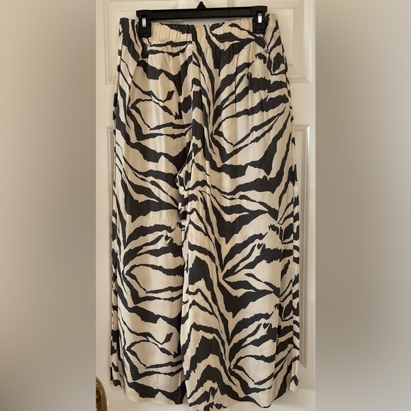 H&M - Zebra Print Pants Medium - EUC! - Picture 2 of 2